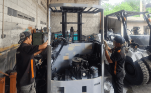 proses rekondisi forklift